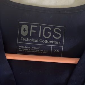 Figs navy XS casma top